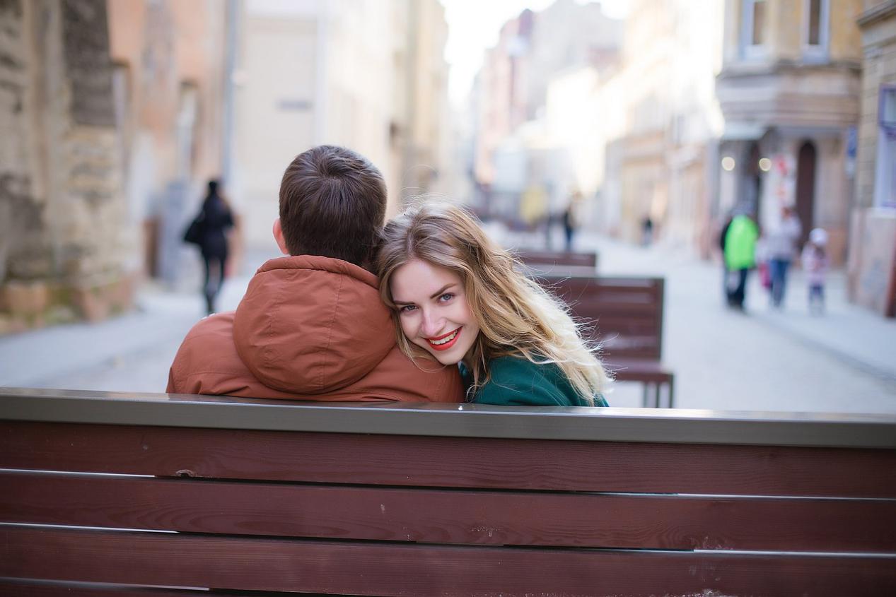 Navigating the First Date: 10 Vital Indicators Every Girl Should Watch For