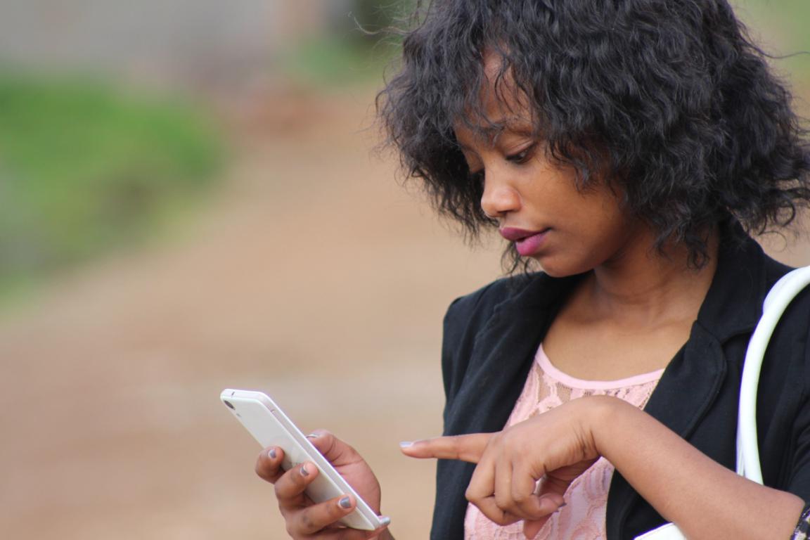 Navigating the Digital Romance Seas: A Comprehensive Guide with 14 Essential Online Dating Tips for Women by Anna Harrison